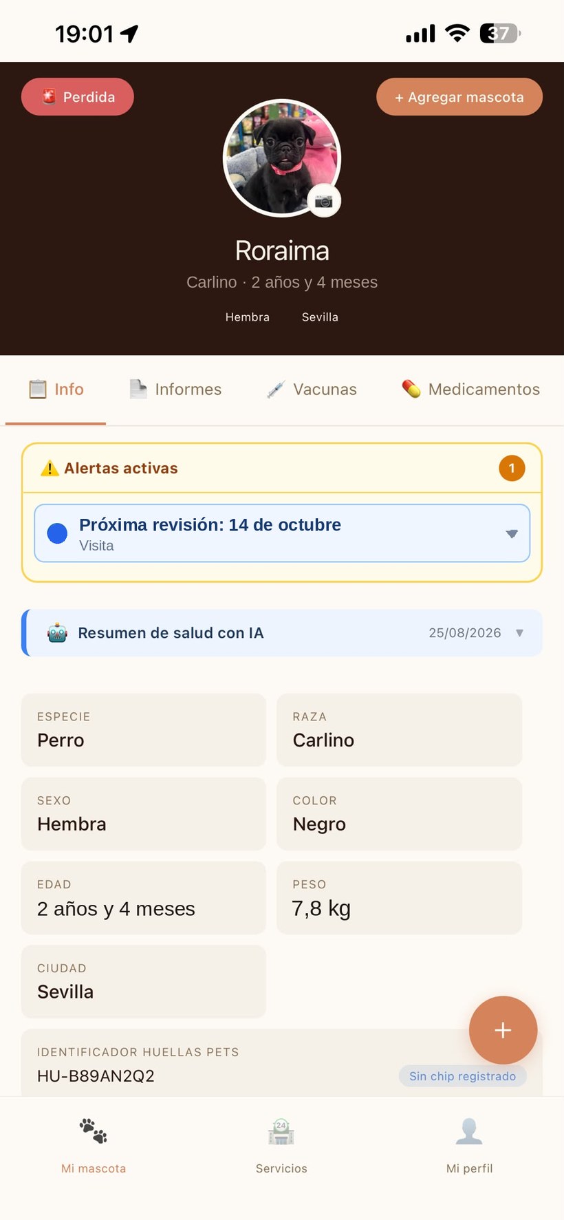 Ficha de una mascota en la app: datos, alertas activas y resumen de salud