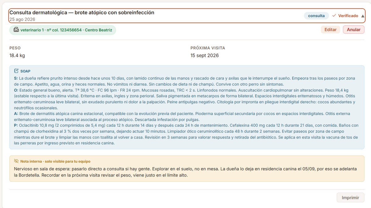 Consulta registrada en el portal con firma verificada del veterinario, número de colegiado, SOAP completo y nota interna del equipo